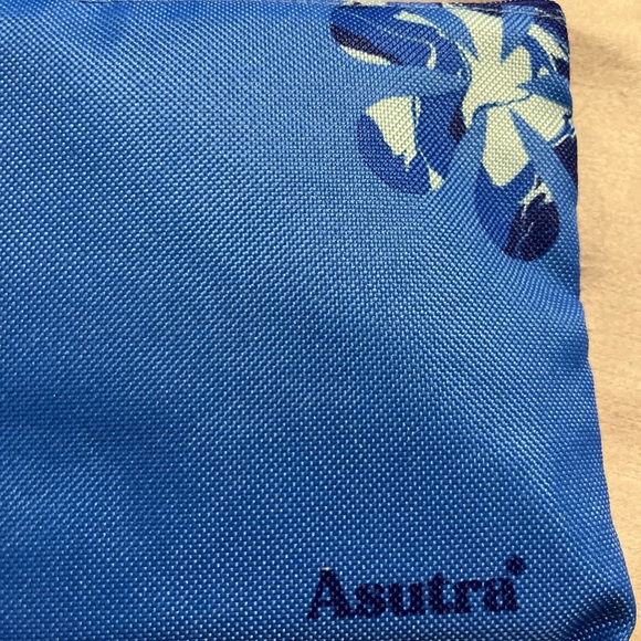 NIP Lot of 2 United Airlines Asutra Amenity Kit Polaris Business Class Unopened - Picture 3 of 3